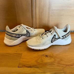 Nike Legend Essential 2 Premium Size 8.5 W